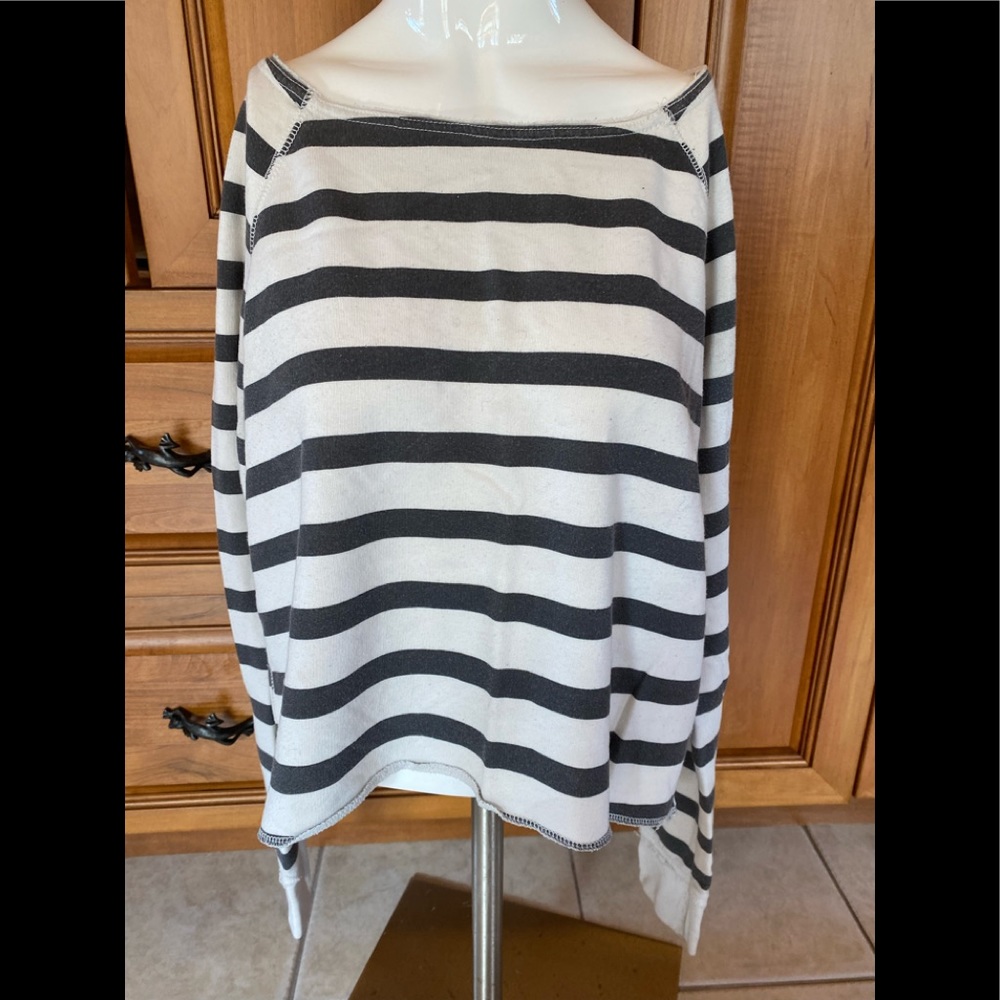 💰3 for $20 - Nice striped sweater